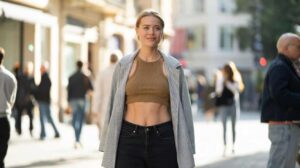 Îndrăznești să porți un crop-top dacă ai burtică? Iată cum poți face ca ținuta să funcționeze